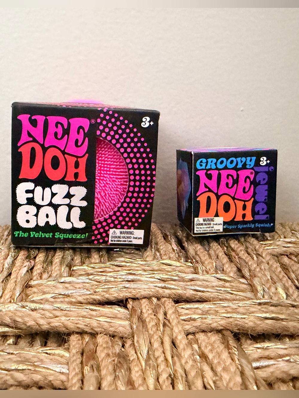 NeeDoh Fuzz Ball and teenie groovy jewel set- Pink